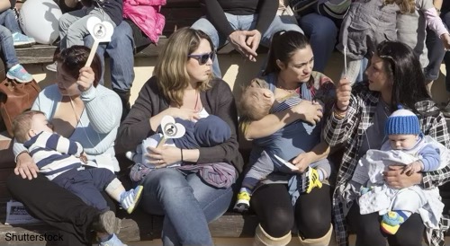 Moms at LLL meeting outdoors nursing and talking